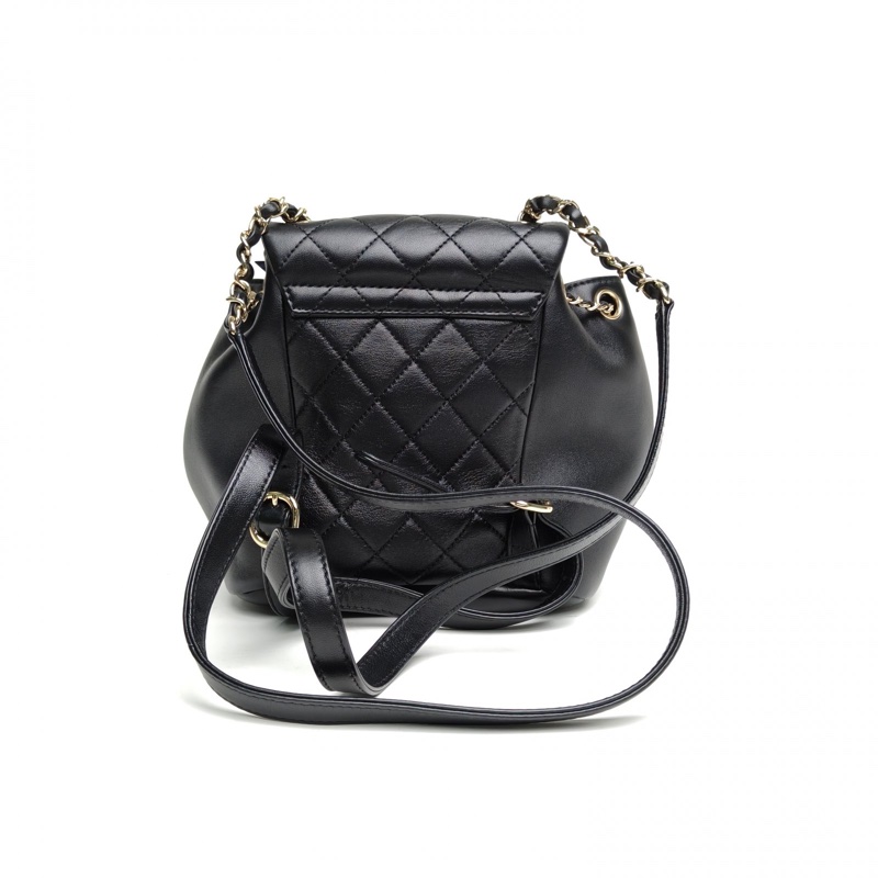 CHANEL Duma抽繩口蓋雙肩包單口袋小號黑色羊皮晶片金扣22A-2