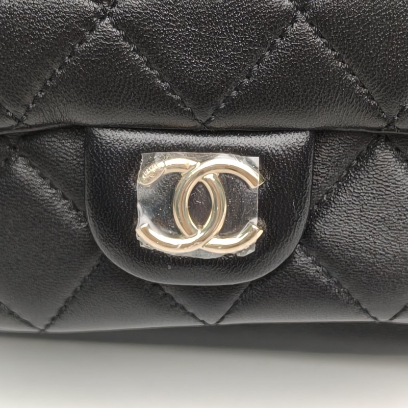 CHANEL Duma抽繩口蓋雙肩包單口袋小號黑色羊皮晶片金扣22A-4