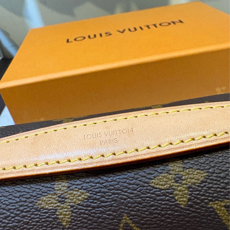 LV 九成新小郵差包-1