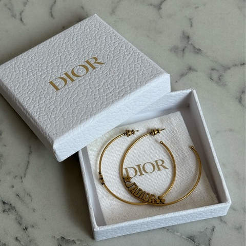 Dior金色半圓字母耳環❤️‍🔥❤️‍🔥❤️‍🔥