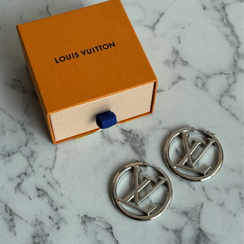 LV M80136銀色大logo耳環-1