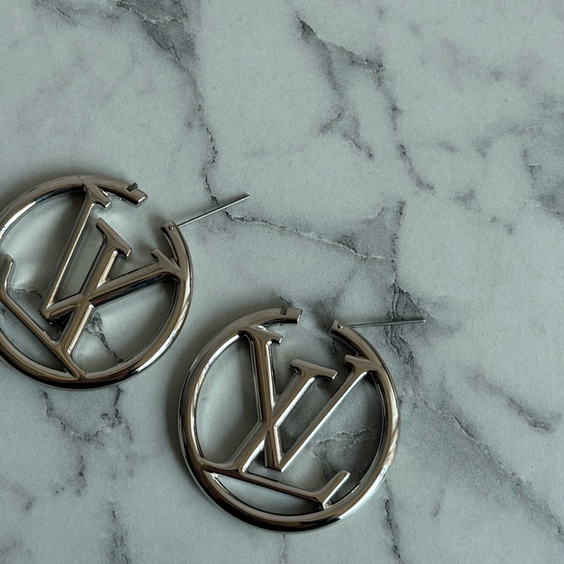 LV M80136銀色大logo耳環-4