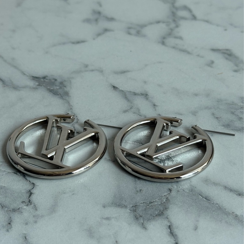 LV M80136銀色大logo耳環-5