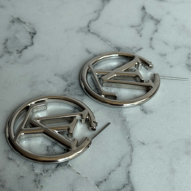 LV M80136銀色大logo耳環-6