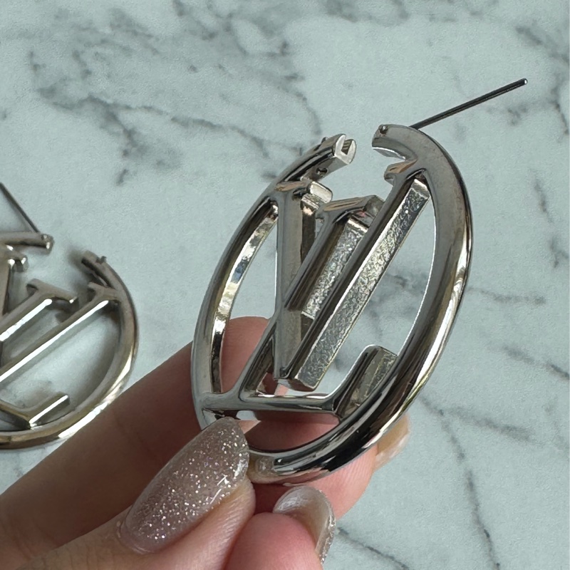 LV M80136銀色大logo耳環-10