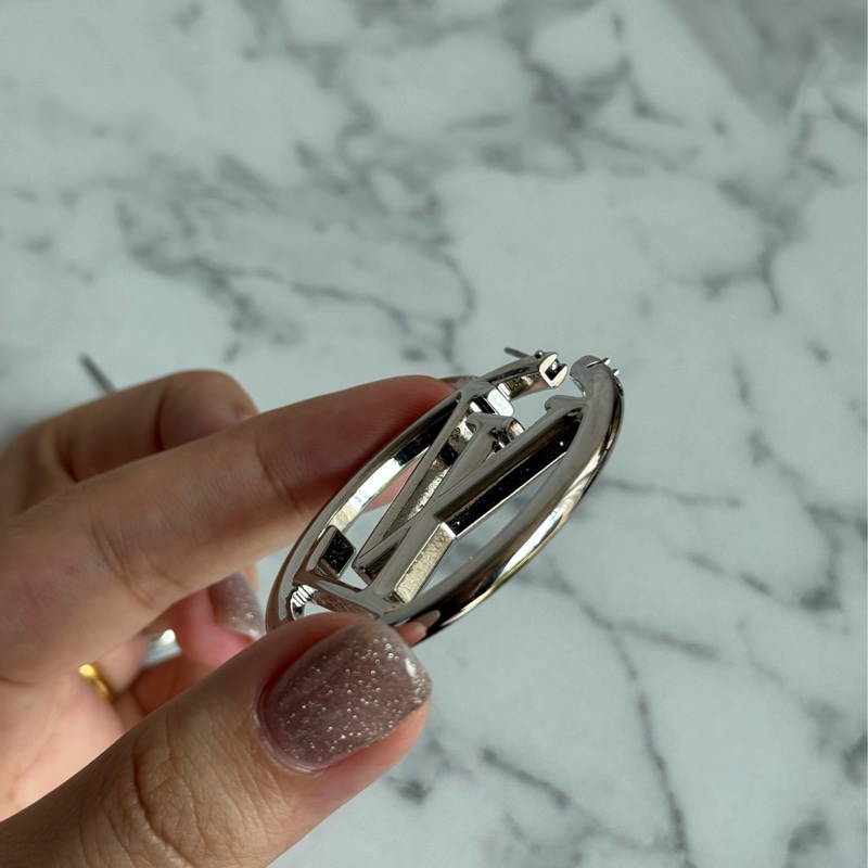 LV M80136銀色大logo耳環-11