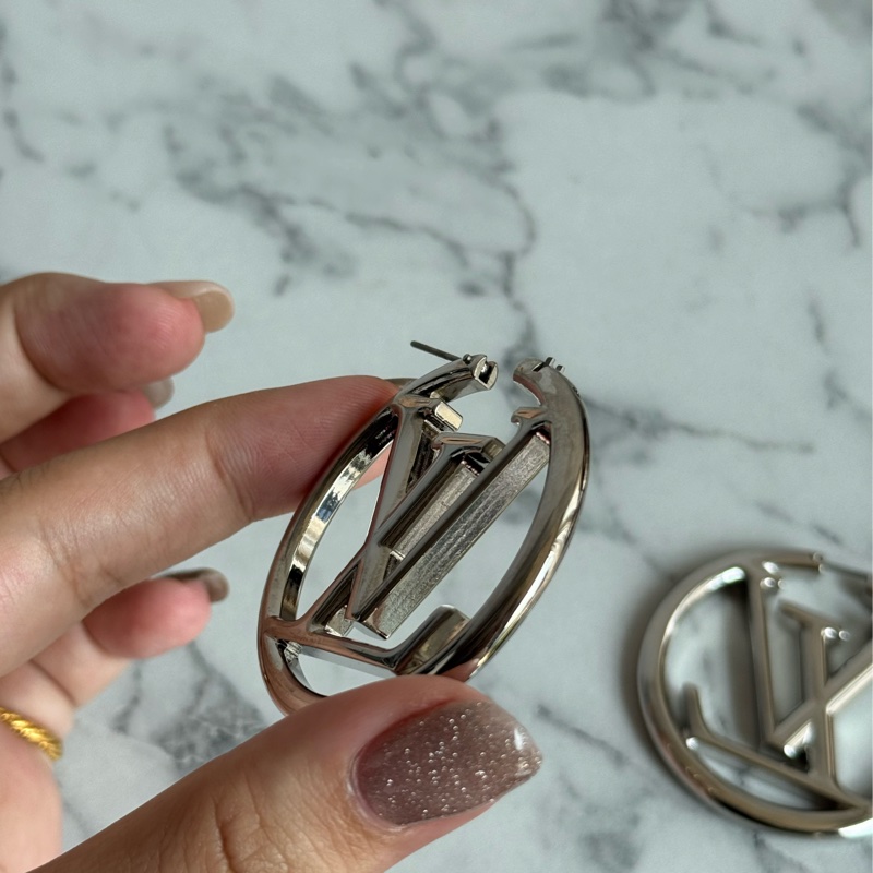 LV M80136銀色大logo耳環-12