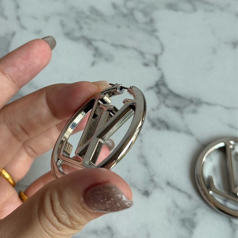 LV M80136銀色大logo耳環-13