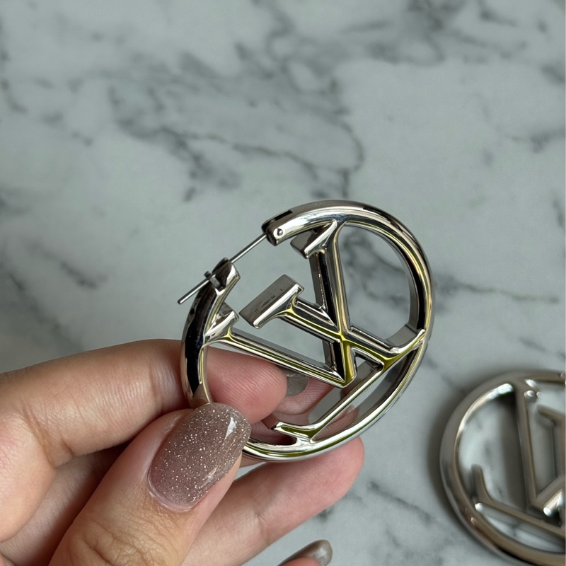 LV M80136銀色大logo耳環-14