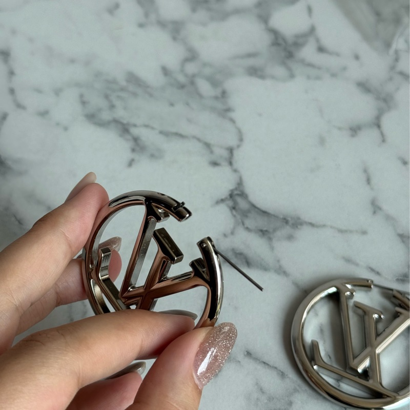 LV M80136銀色大logo耳環-16