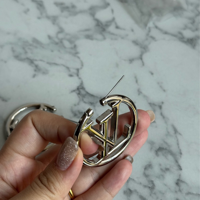 LV M80136銀色大logo耳環-17