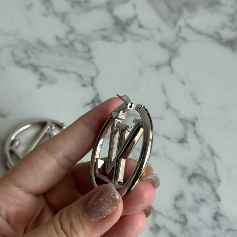 LV M80136銀色大logo耳環-18