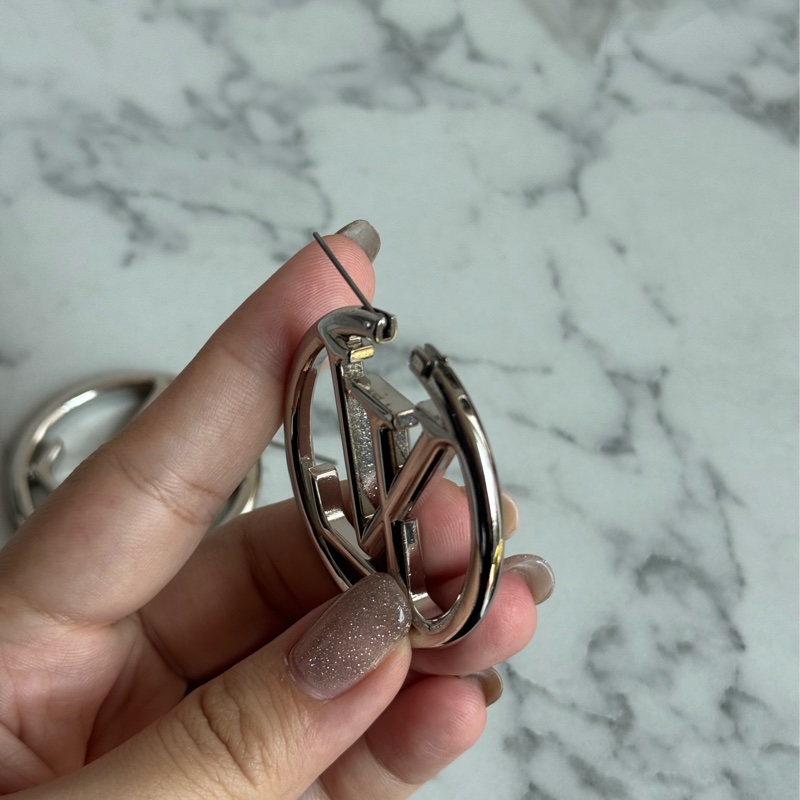 LV M80136銀色大logo耳環-19