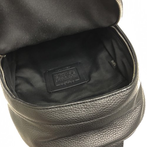 【COACH】素面牛皮前拉鍊男款單肩胸前斜背包(黑)-8