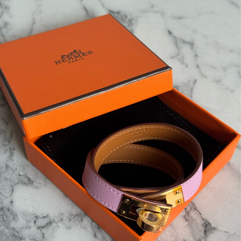 Hermes櫻花粉皮革金釦kelly手環-0