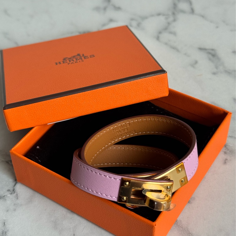 Hermes櫻花粉皮革金釦kelly手環-1