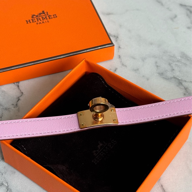 Hermes櫻花粉皮革金釦kelly手環-3