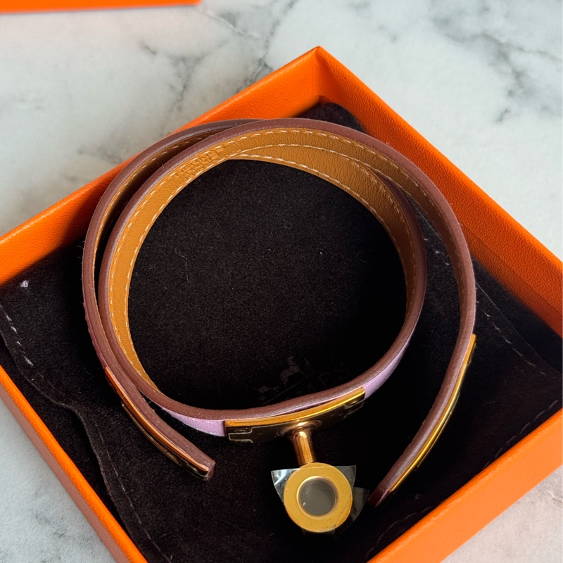 Hermes櫻花粉皮革金釦kelly手環-13