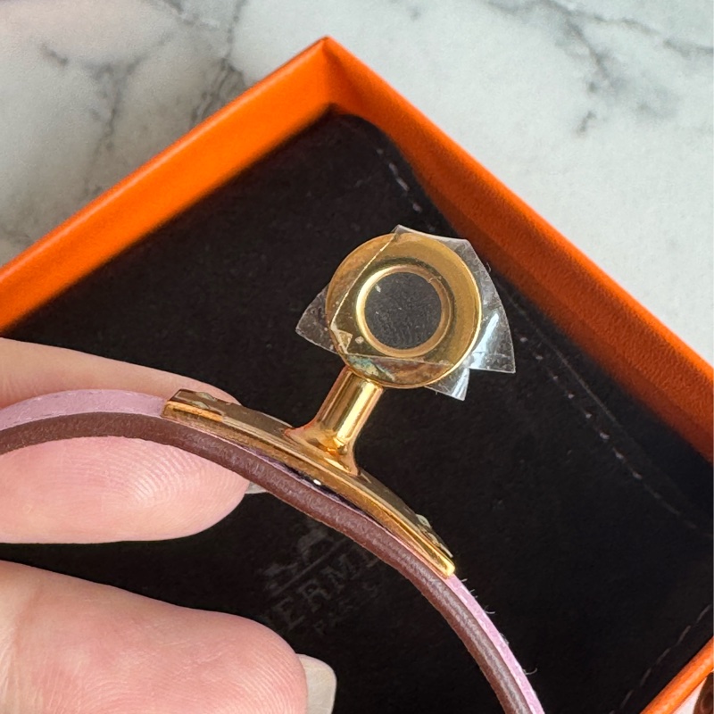 Hermes櫻花粉皮革金釦kelly手環-14