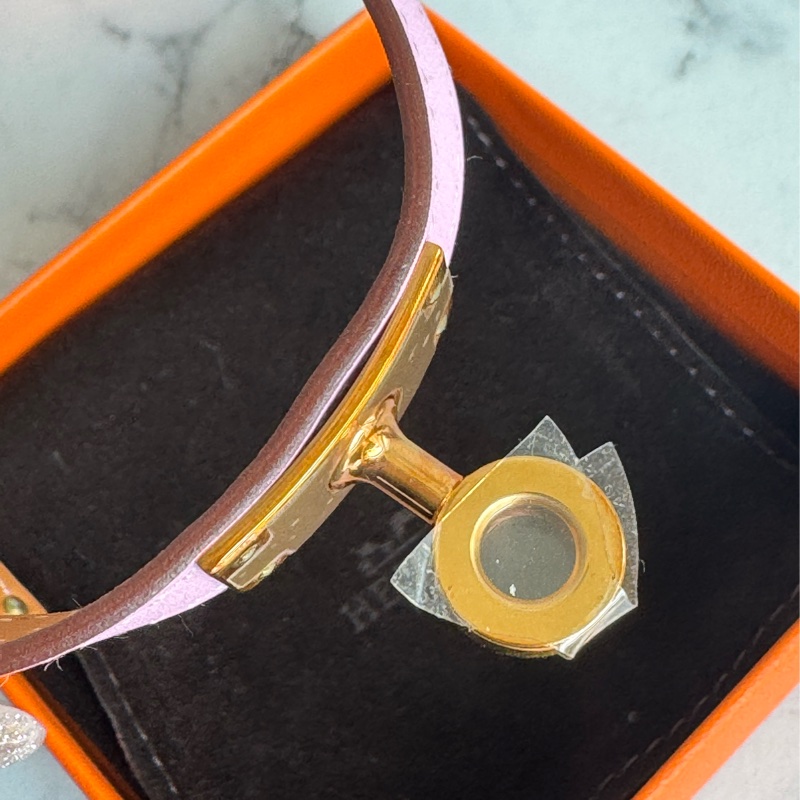 Hermes櫻花粉皮革金釦kelly手環-15