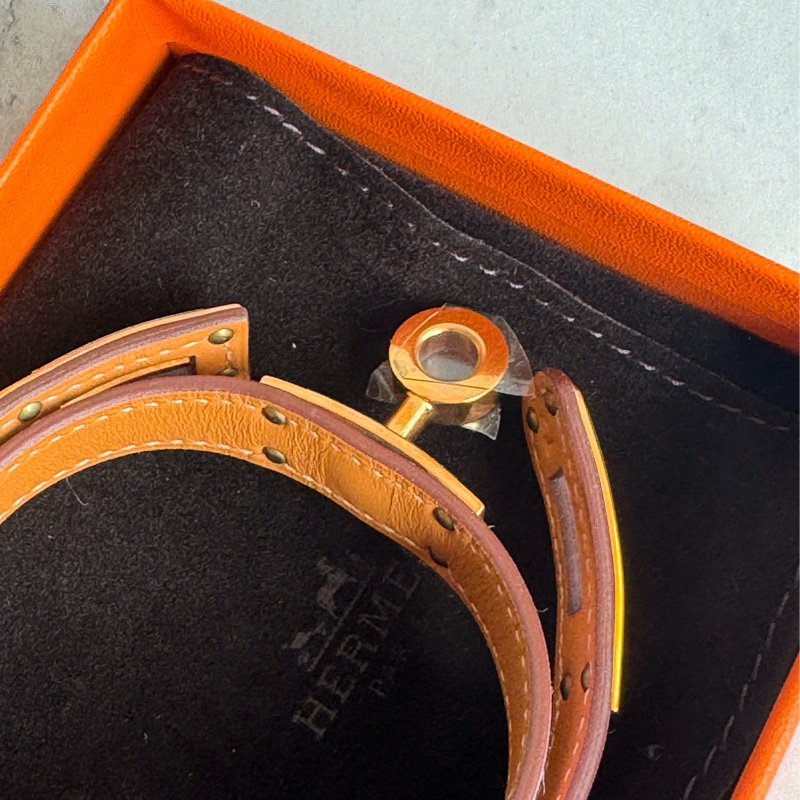 Hermes櫻花粉皮革金釦kelly手環-16