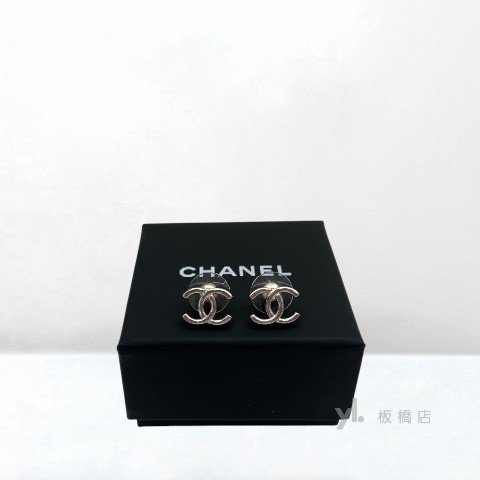 Y2017-CHANEL 銀色雙C LOGO耳針式耳環-1