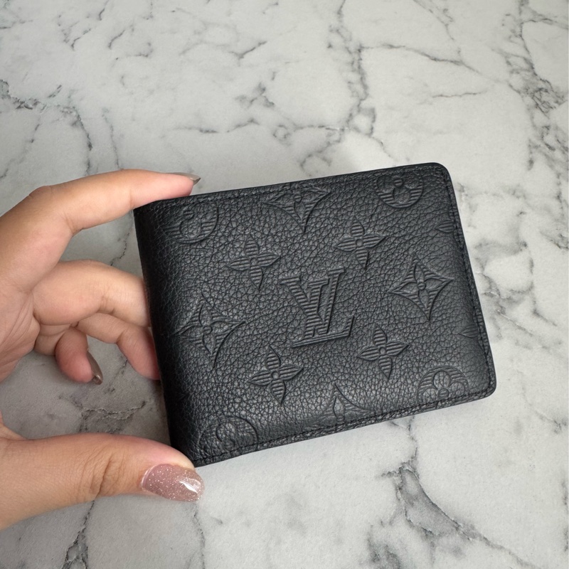 LV M62901黑壓紋對開短夾-0