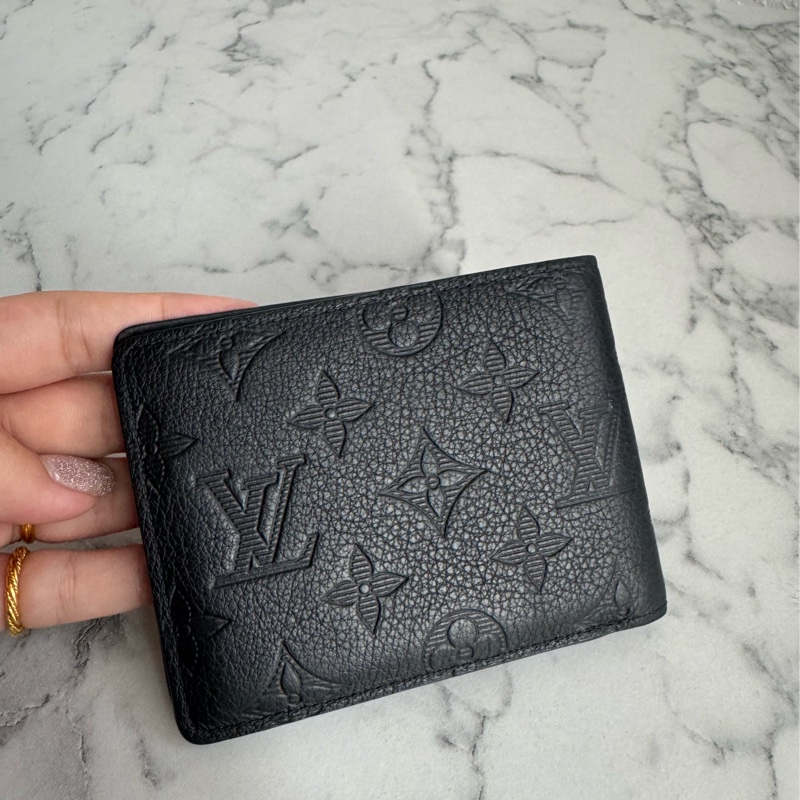 LV M62901黑壓紋對開短夾-1