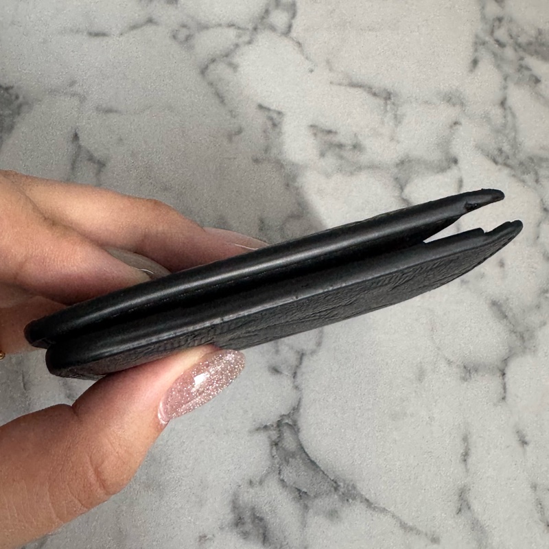 LV M62901黑壓紋對開短夾-3