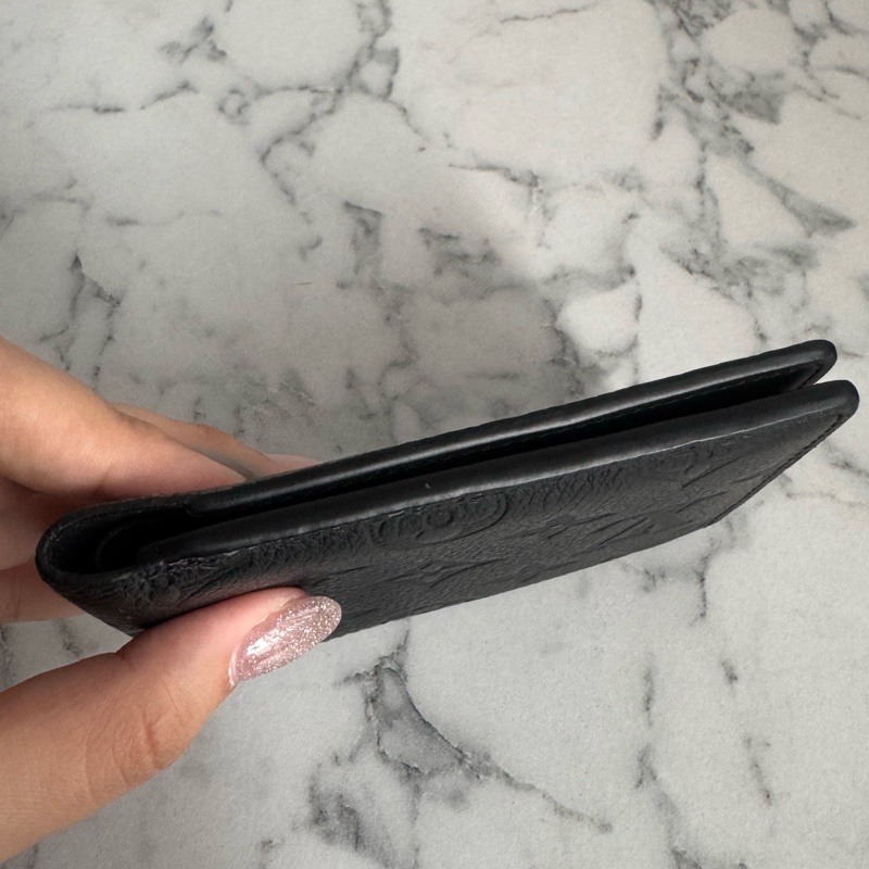 LV M62901黑壓紋對開短夾-4