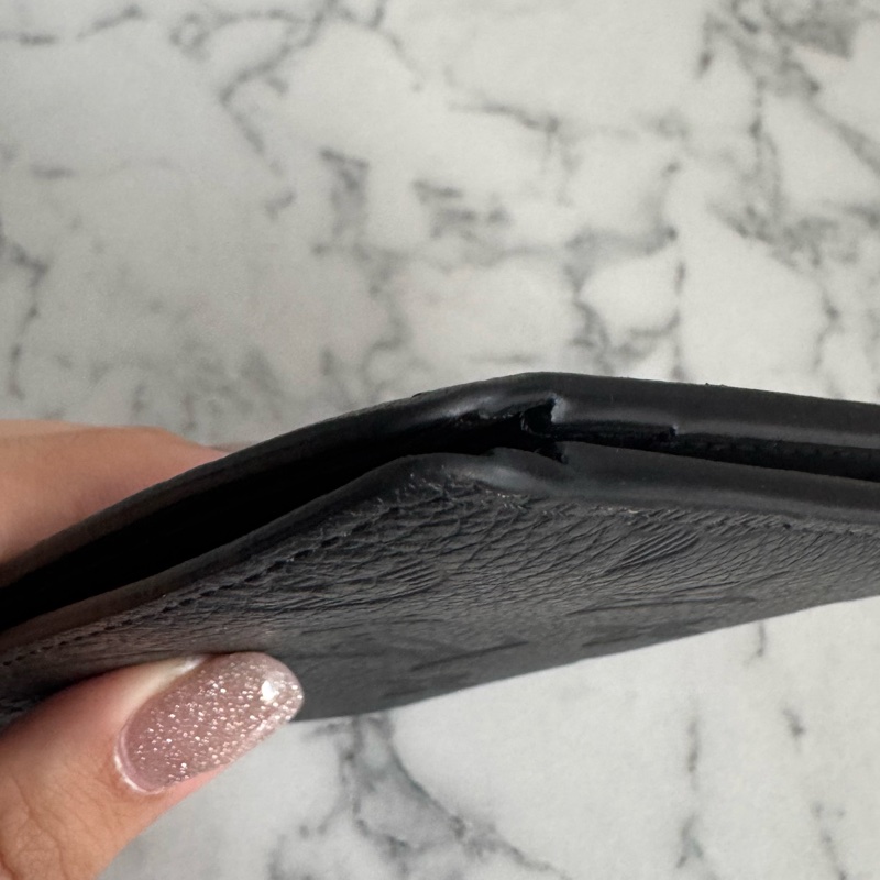 LV M62901黑壓紋對開短夾-6