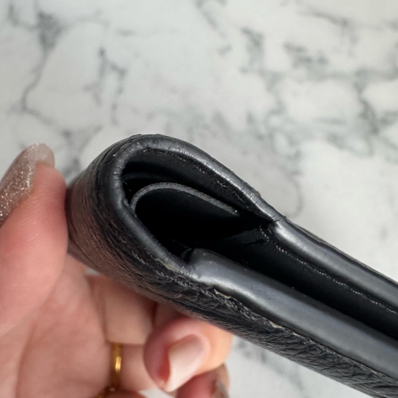 LV M62901黑壓紋對開短夾-9