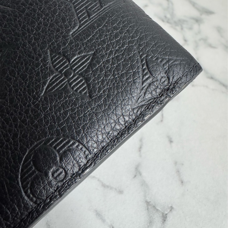 LV M62901黑壓紋對開短夾-10