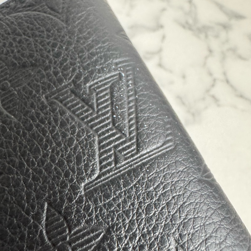 LV M62901黑壓紋對開短夾-11