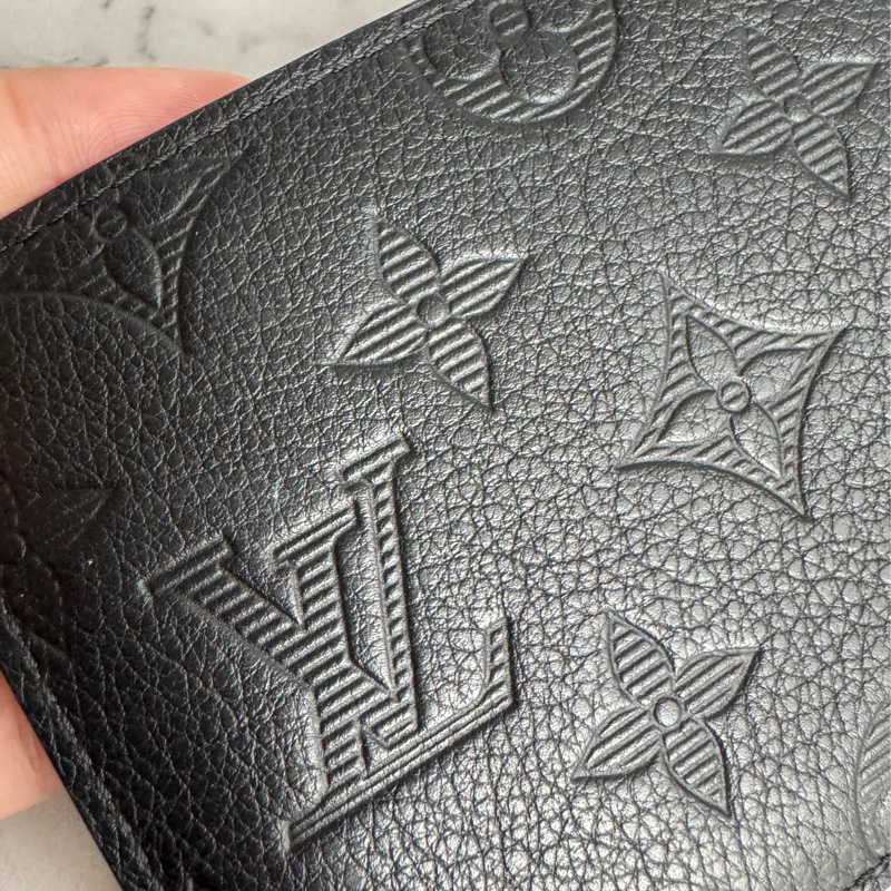 LV M62901黑壓紋對開短夾-12