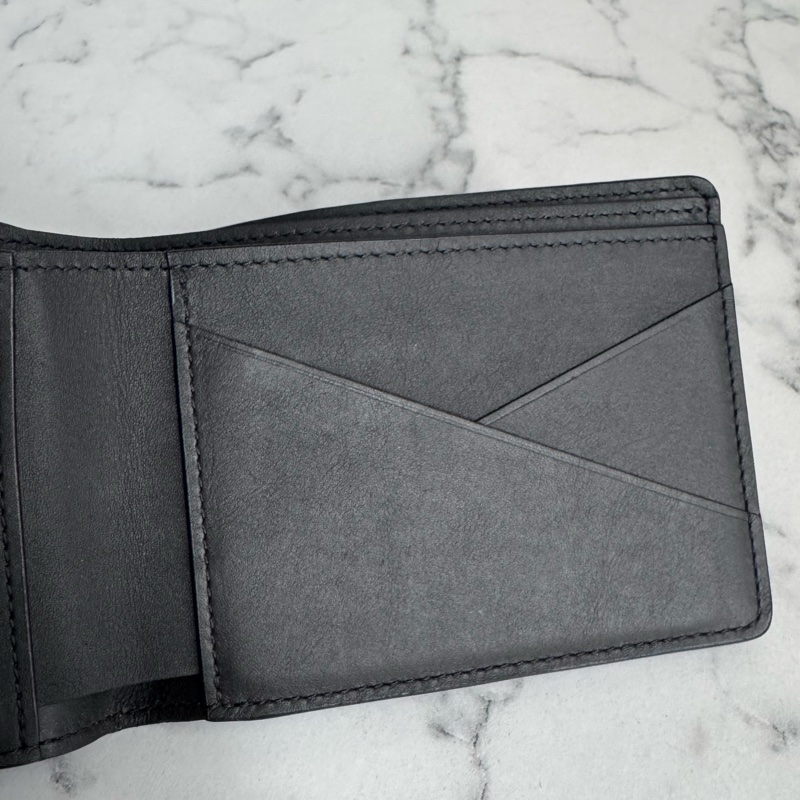 LV M62901黑壓紋對開短夾-14