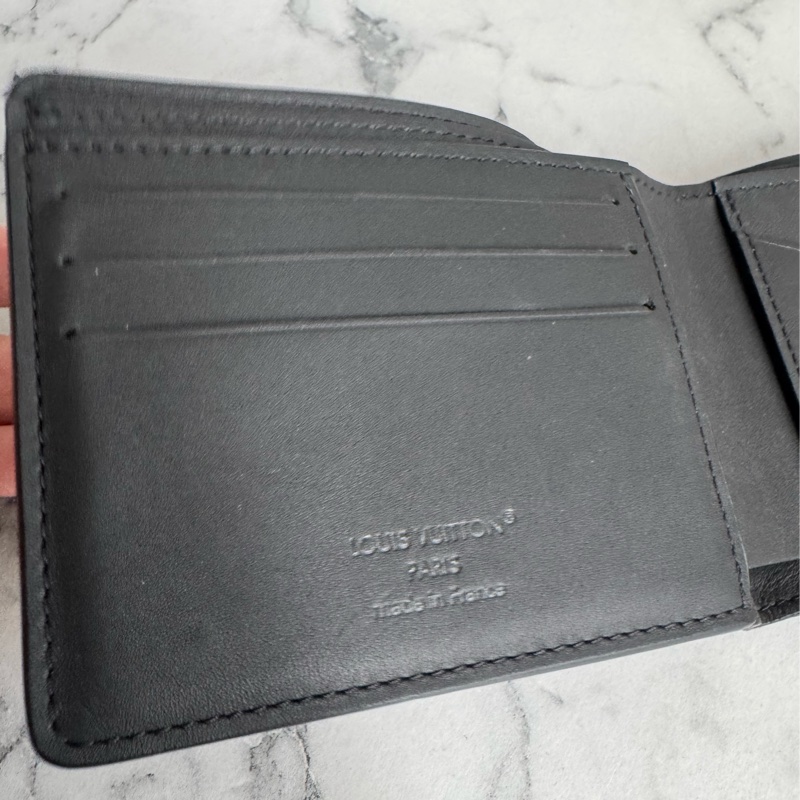 LV M62901黑壓紋對開短夾-15