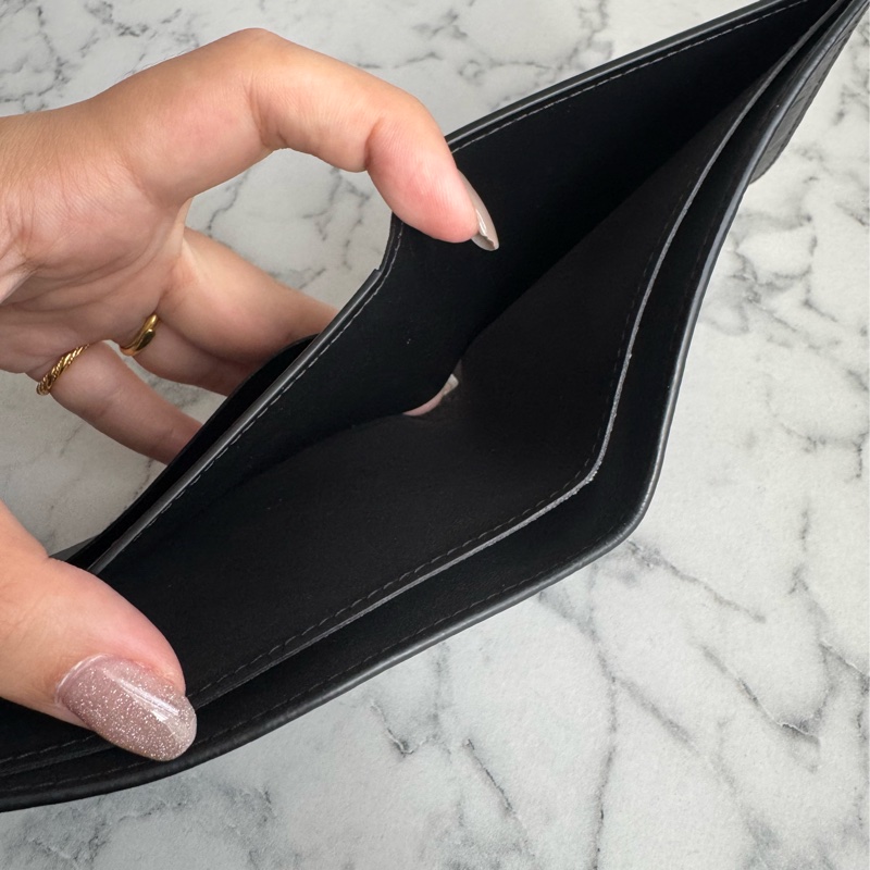 LV M62901黑壓紋對開短夾-18