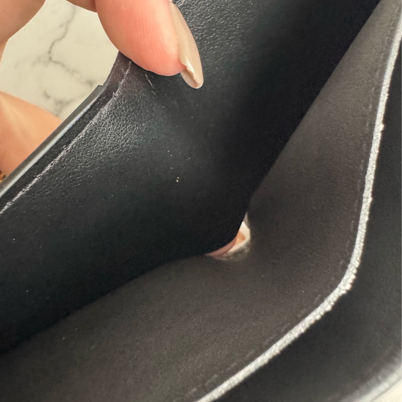 LV M62901黑壓紋對開短夾-19