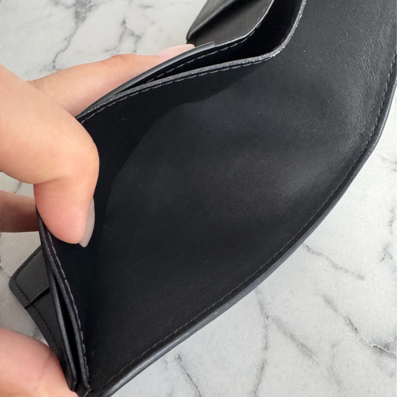 LV M62901黑壓紋對開短夾-21