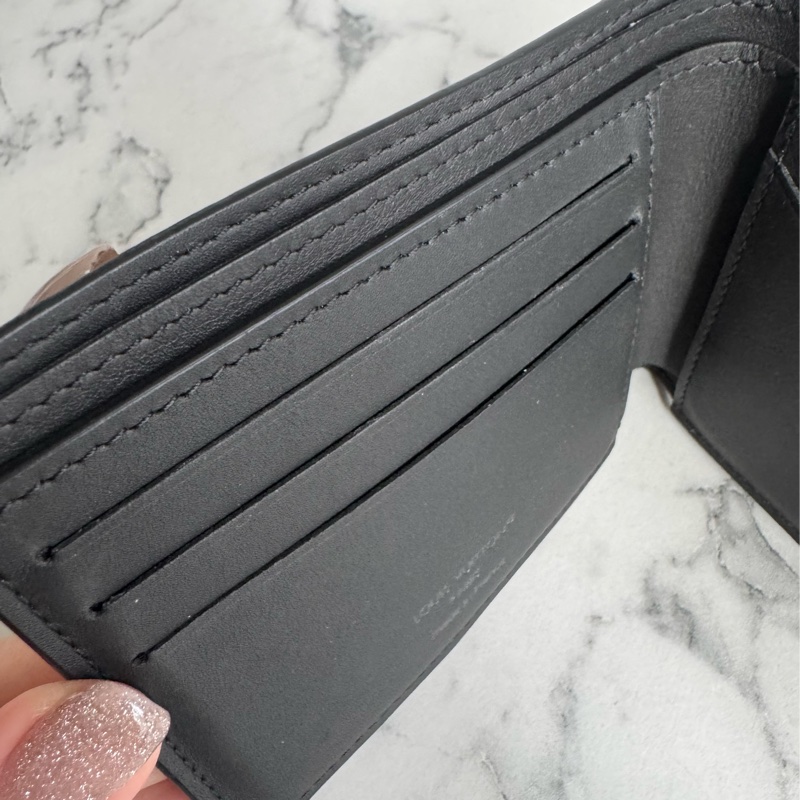 LV M62901黑壓紋對開短夾-24