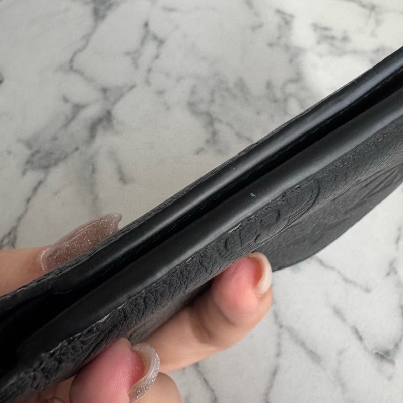 LV M62901黑壓紋對開短夾-26