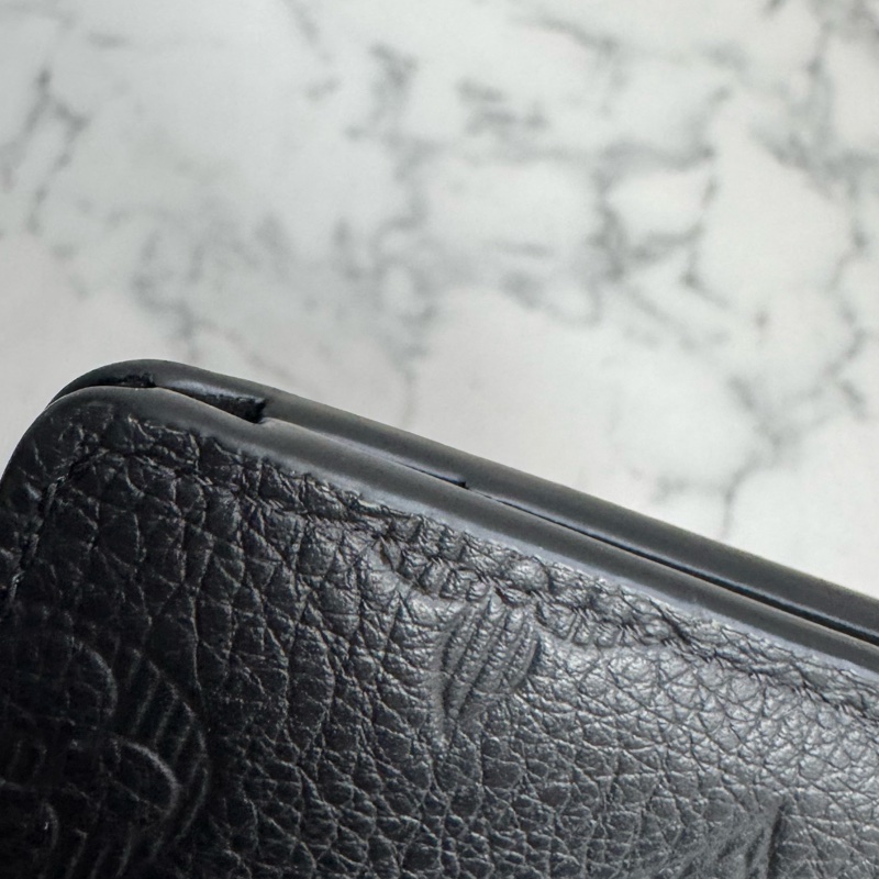 LV M62901黑壓紋對開短夾-27