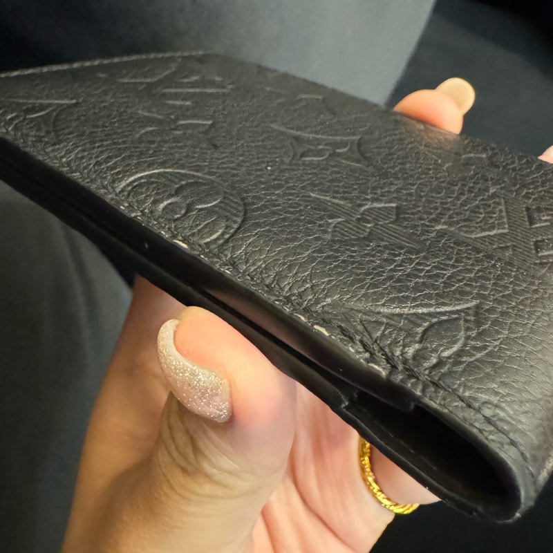 LV M62901黑壓紋對開短夾-20