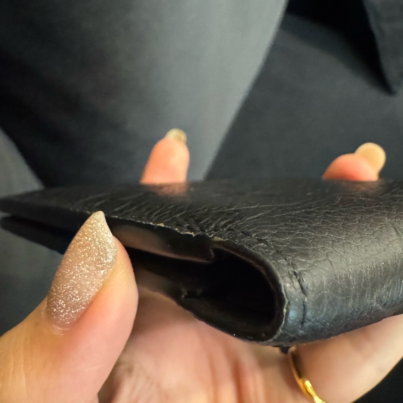 LV M62901黑壓紋對開短夾-22