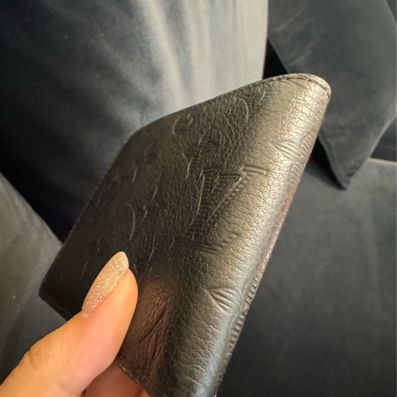 LV M62901黑壓紋對開短夾-25