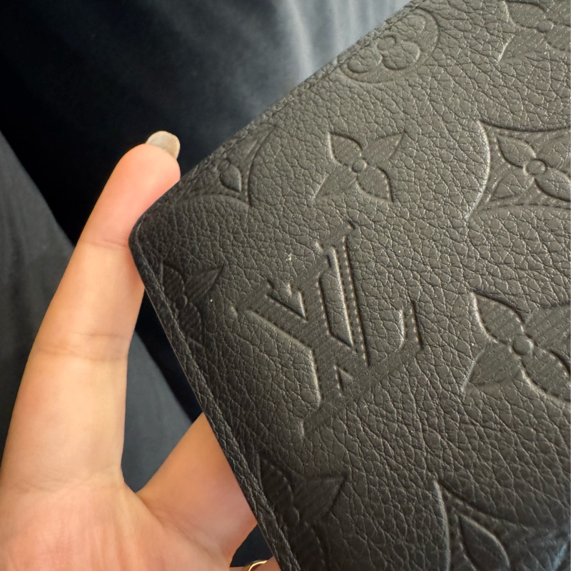 LV M62901黑壓紋對開短夾-26