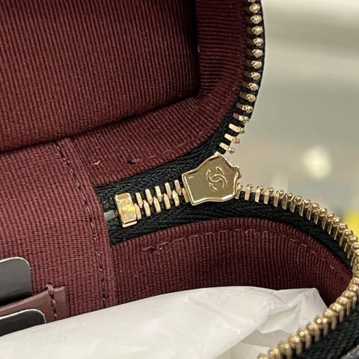 東區正精品㊣CHANEL AP4385 全新香奈兒黑色荔枝牛皮金色雙C手把金鍊雙拉鏈化妝箱飯盒包斜背包 RZ6381-11