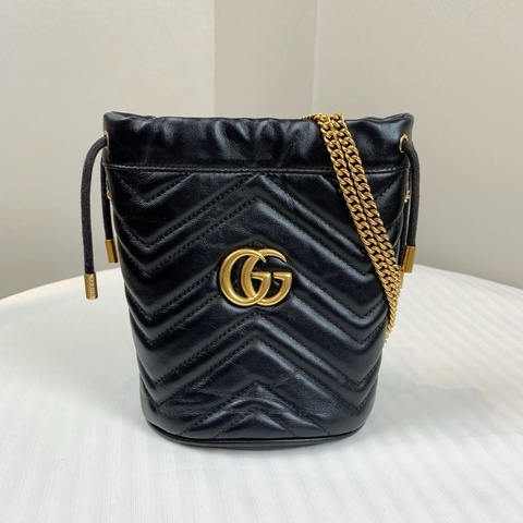 古馳/Gucci GG Marmont系列 馬蒙金扣黑色V紋  抽繩链条Mini水桶包斜背包 背面飾有心形圖案 13x10x18cm
