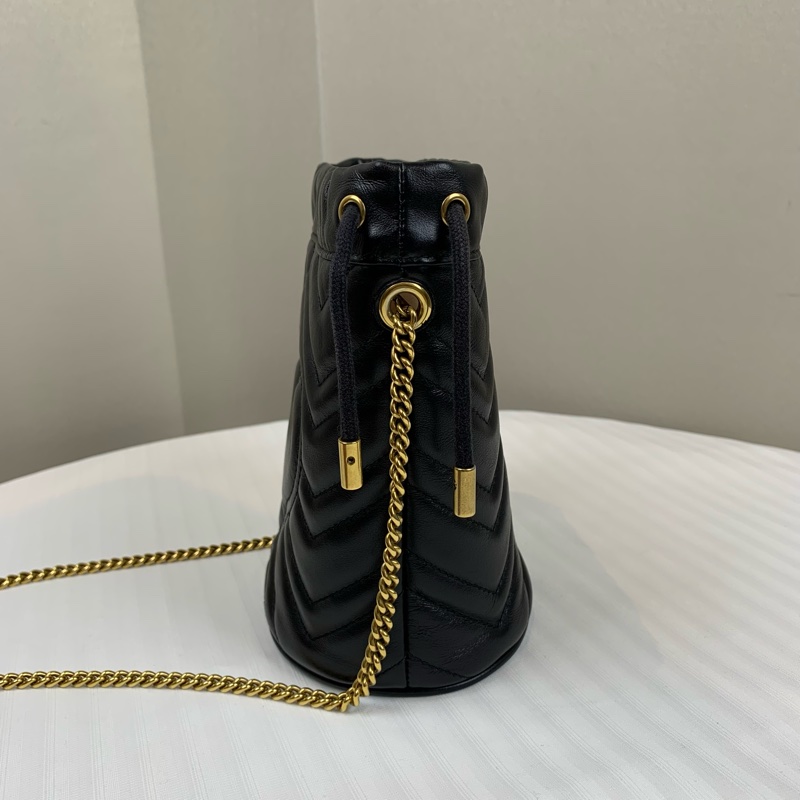 古馳/Gucci GG Marmont系列 馬蒙金扣黑色V紋 抽繩链条Mini水桶包斜背包 背面飾有心形圖案 13x10x18cm-4
